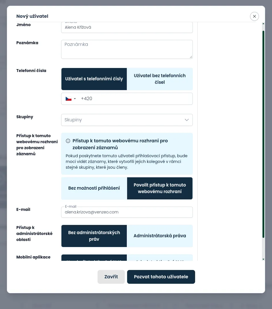 Okno Nový uživatel s volbou Povolit přístup k tomuto webovému rozhraní a poli E-mail a Přístup k administrátorské oblasti