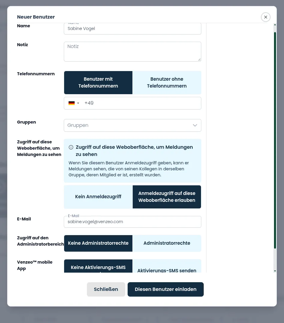 Das Pop-up Neuer Benutzer mit ausgewählter Option Anmeldezugriff erlauben, das die Felder E-Mail und Zugriff auf den Administratorbereich anzeigt